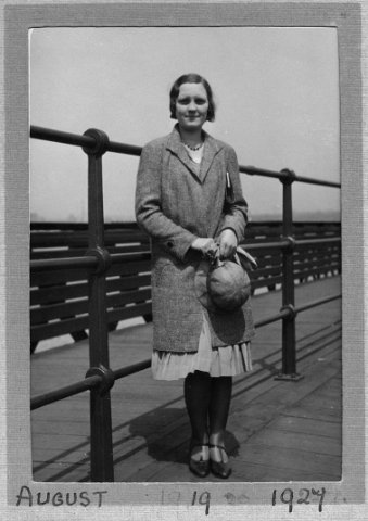 Mary Beaumont Reid (Rothwell) 1927 (age19).jpg